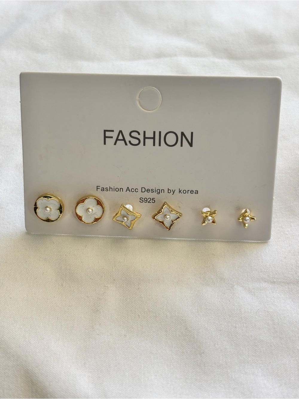 💖Dainty Gold & White Floral Stud Earring Set